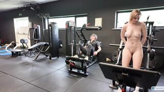 Gái Tây dâm khỏa thân không mặc đồ lót vào phòng gym nam vừa tập vừa khoe hàng p4