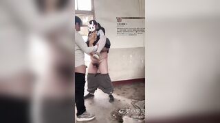 E hs ngây thơ đi ngang qua nhà hoang bị 2 tên biến thái đè ra híp dăm bắn ngập lồn