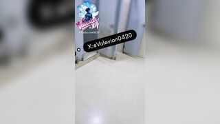 1 con chó cái bị thuần hóa thành bồn cầu dơ bẩn cho chủ nhân xả nước đái vào