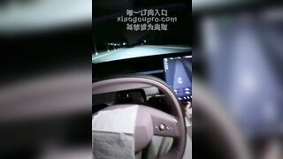 Chọt cả bàn tay vào lồn con chó dâm đãng móc lồn public cho em sướng co giật