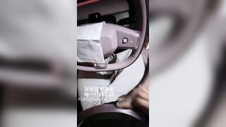 Nhét quyên lon coca vào bướm