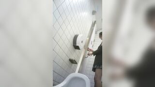 quay lén mấy em gái xinh đi đái em nào đít cũng tròn - phần 16
