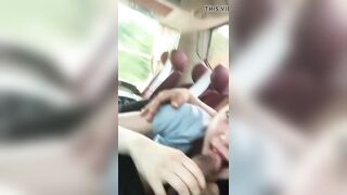 Đi xe bus mà nứng quá nên nhờ em ghệ dâm cúi xuống bú cu public trên xe