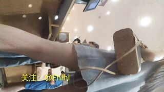 Quay lén quần lót em gái trẻ xinh phòng thủ hớ hênh trong trung tâm thương mại p2