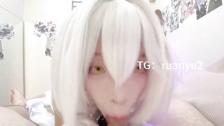 Bú cặc cùng em teen cosplay tóc trắng bắn đầy tinh trùng vào mồm cho e uống