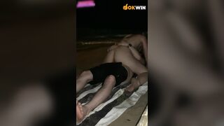 E Tây dâm khỏa thân nhún cực sung cặc a ngoài bờ biển,vừa đụ vừa nghe tiếng sóng chil