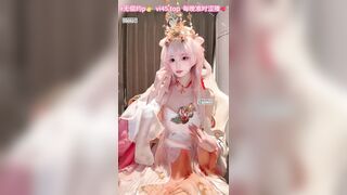 Bé cosplay đáng yêu thủ dâm với sex toy