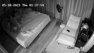 Hack cam phát hiện đôi vợ ck dâm VN tranh thủ nữa đêm con trai đg ngủ thì đè ra đụ p1