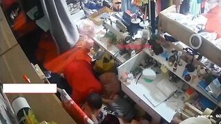 Hack cam vợ chồng chủ shop quần áo địt nhau ngay tại quầy