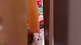 Vào phòng xem bạn bị gái cưỡi cặc sục cu thủ dâm