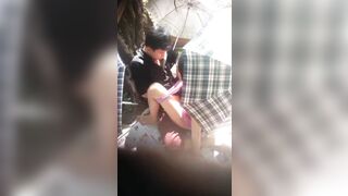 cặp đôi trẻ đi cắm trại lại trốn vào góc địt nhau