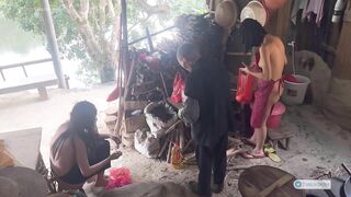 2 e teen dâm đãng khỏa thân giúp cụ ông neo đơn sống 1 mình trg làng nấu ăn mỗi ngày2