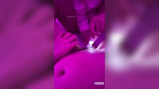2 em bạn thân dâm đãng giúp nhau soi đèn móc lồn dâm cho nhau