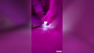 2 em bạn thân dâm đãng giúp nhau soi đèn móc lồn dâm cho nhau