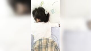 E họ loli bím múp cực xinh vừa đi học về ch kịp thay đồ đã bị a lôi vào phòng đè đụ 1