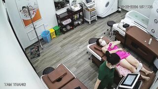 Hack cam tiệm Spa xem lén cảnh em teen đi triệt lông lồn trg quán p1