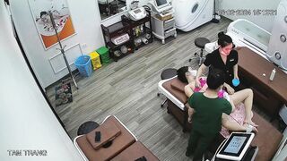 Hack cam tiệm Spa xem lén cảnh em teen đi triệt lông lồn trg quán p1