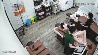 Hack cam tiệm Spa xem lén cảnh em teen đi triệt lông lồn trg quán p1