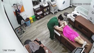 Hack cam tiệm Spa xem lén cảnh em teen đi triệt lông lồn trg quán p2