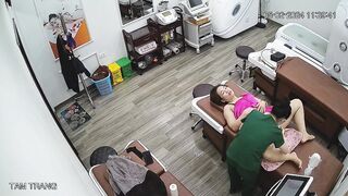 Hack cam tiệm Spa xem lén cảnh em teen đi triệt lông lồn trg quán p2