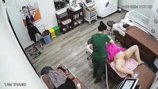 Hack cam tiệm Spa xem lén cảnh em teen đi triệt lông lồn trg quán p2