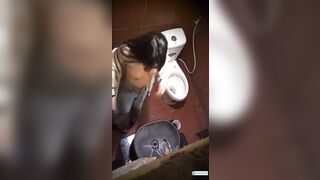 Quay lén e sv cực xinh đi vệ xinh trg quán cf cởi đồ ra chỉnh lại áo ngực ngon