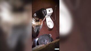 Quay lén e sv cực xinh đi vệ xinh trg quán cf cởi đồ ra chỉnh lại áo ngực ngon