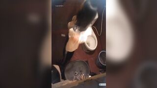 Quay lén các em học sinh mới lớn vú múp siêu non tơ thay đồ trong nvs quán p5