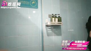 1 người phụ nữ có ý đồ xấu đã đột nhập vào nhà tắm công cộng để quay lén các cô gái
