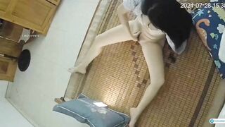 Đặt cam quay lén trên trần nhà phòng e họ vô tình phát hiện e ở nhà móc lồn dâm
