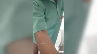 Em teen loli dâm nứng lồn trốn mẹ vào nhà vệ sinh móc lồn sướng rên rỉ để quay vid