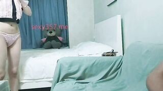 Quay lén, Con bạn thản nhiên thay quần áo trước mặt thg bạn và cái kết