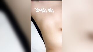 Nước chảy ướt hết cả đùi em