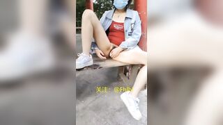 Dâm nữ lồn rậm siêu dâm mới sáng ra công viên núp cụ già ngồi móc lồn sướng bắn nước