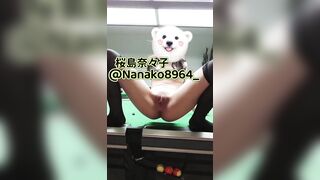 Gái dâm nứng lồn móc lồn bắn nước tung tóe trên bàn bia