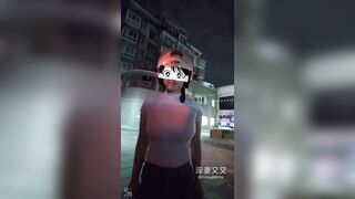 Dâm nữ vú bự show vú giữa đường