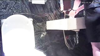 đặt cam quay lén bé đồng nghiệp mình dây đi đái - phần 5