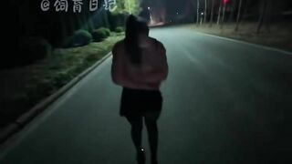 trói em gái lên cây và trong lồn thì có mấy cái máy rung