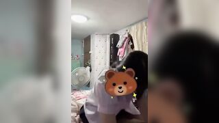 Em học sinh 16 tuổi ngoáy cu bạn trai thật điêu luyện cực kì chuyên nghiệp tại nhà.