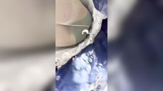 Em gái khoe hàng gợi cảm