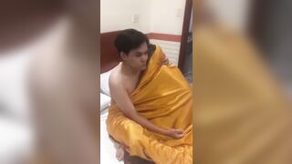 Tiểu tam bị bố chồng đánh ghen lột sạch đồ lòi cả vú lòn ra ngoài