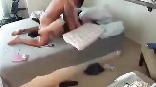 Mẹ đặt một cái camera trong phòng tôi để xem chuyện gì xảy ra