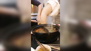 Tụt quần móc lồn ngay trong quán lẩu