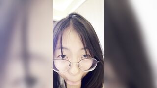 Em học sinh 2k5 đeo kính bú cặc dâm đãng bắn tinh đầy mồm