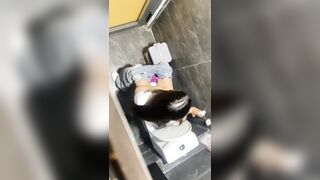 seri đặt cam quay lén nhà vệ sinh nữ em nào đít cũng to lồn múp - phần 13