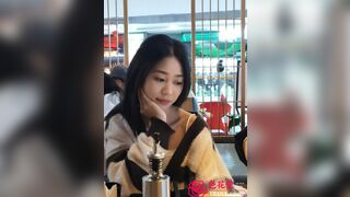 em học sinh bên ngoài lạnh lùng nhưng cưc dâm đãng