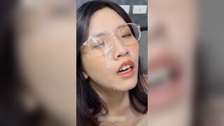 Vừa địt vừa bú cu xong còn xuất tinh đầy mặt em kính cận