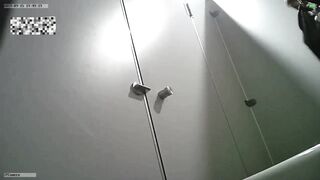 quay lén nhà vệ sinh nữ trong trung tâm thương mại đi đái hồi hộp quá - phần 15