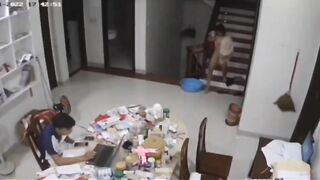 Thằng anh đang học bài mà con bé em họ 16 tuổi tụt quần chạy tới chạy lui.