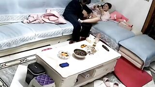 Cháu gái 17 tuổi bấm điện ông chú họ tụt quần xàm sở, hứng quá hồi ông muốn đụ luôn.